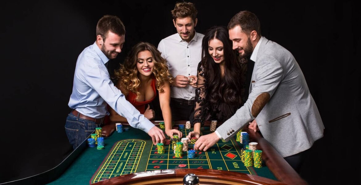 Bingo Number Ball များ နှင့် ကစားသမားများ ပျော်ရွှင်နေသော မြင်ကွင်း